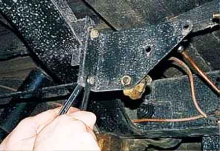 How to adjust and replace the UAZ brake pressure regulator