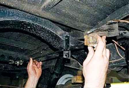 How to adjust and replace the UAZ brake pressure regulator