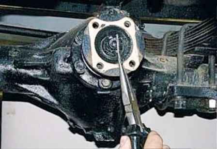 Reemplazo de los sellos de aceite del eje delantero de un vehículo UAZ
