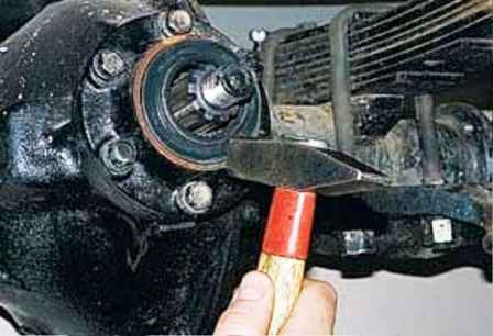 Reemplazo de los sellos de aceite del eje delantero del automóvil UAZ