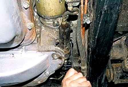 Replacing the UAZ clutch master and slave cylinder