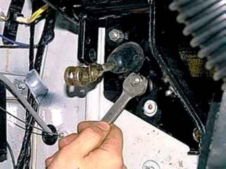 Replacing the UAZ clutch master and slave cylinder
