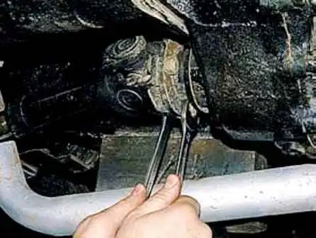 How to remove the cardan transmission of a UAZ car