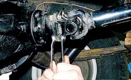 How to remove the cardan transmission of a UAZ car