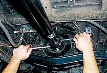 How to remove the cardan transmission of a UAZ car