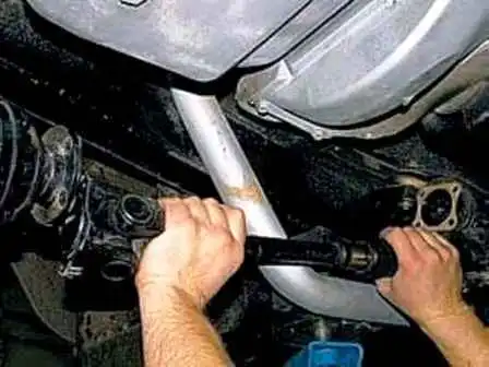 How to remove the cardan transmission of a UAZ car