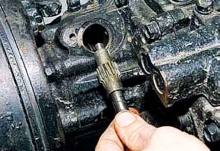 How to remove and install the transfer case of a UAZ car