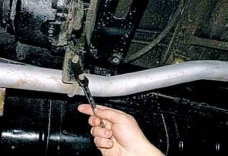 How to remove and install the transfer case of a UAZ car