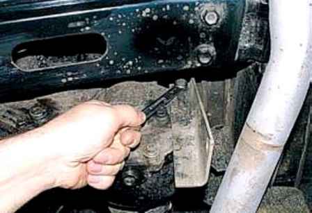 How to remove and install the transfer case of a UAZ car