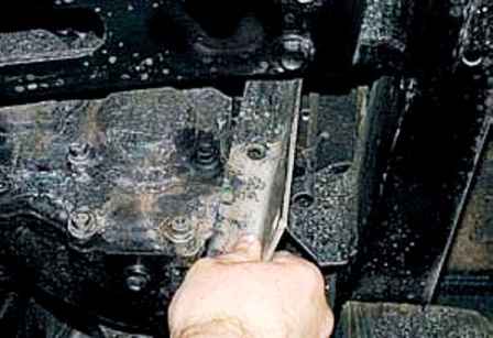 How to remove and install the transfer case of a UAZ car