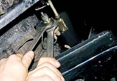 How to remove and install the transfer case of a UAZ car