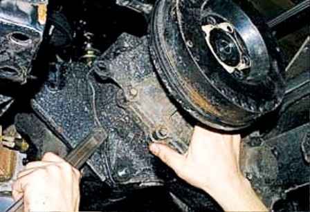 How to remove and install the transfer case of a UAZ car