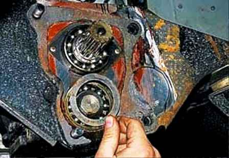How to remove and install the transfer case of a UAZ car