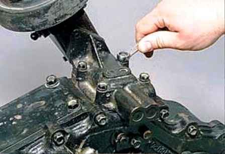 How to remove and install the transfer case of a UAZ car