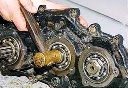 How to disassemble and assemble the transfer case of a UAZ car