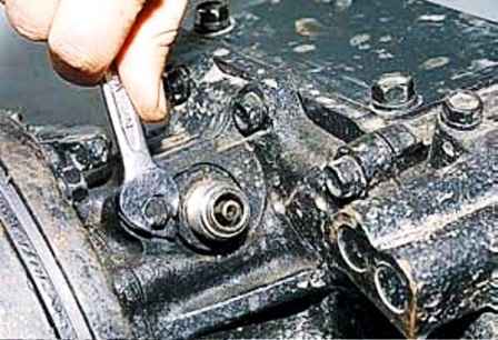 How to remove and install the transfer case of a UAZ car