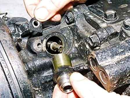 How to remove and install the transfer case of a UAZ car