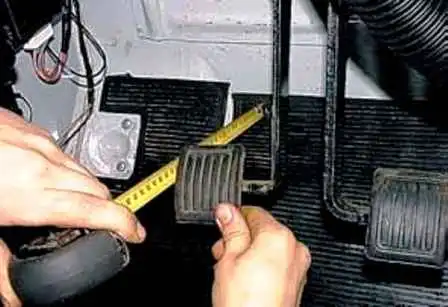 Ajuste del embrague de palanca de resorte de un automóvil UAZ