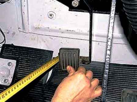 Adjustment of the spring-lever clutch of a UAZ car