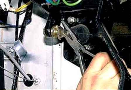 Adjustment of the spring-lever clutch of a UAZ car