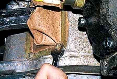 How to remove and install the gearbox of a UAZ car