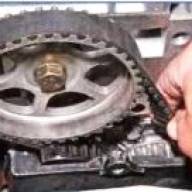 Checking and replacing the timing belt of the Renault Sandero car