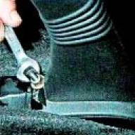 Repair of the parking brake of a Nissan Almera car