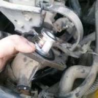 Removing the thermostat and thermostat housing Renault Duster