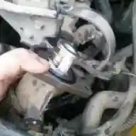 Removing the thermostat and thermostat housing Renault Duster