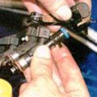 Removing the rail and fuel injectors of the Renault Sandero engine