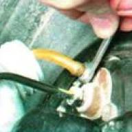Replacing the brake fluid and pumping the brakes Renault Sandero