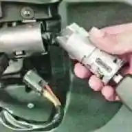 Checking and replacing the ignition lock of a Renault Sandero car
