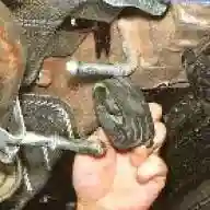 Як замінити деталі системи глушників автомобіля Ніссан Альмера