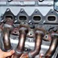 Removing the exhaust manifold of a Nissan Almera with a K4M engine