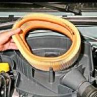 How to replace the air filter element of the Renault Sandero engine