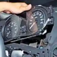 Removing the instrument cluster of the Nissan Almera car