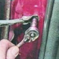 How to remove and install the front door of a Mazda 6 car