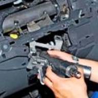Removing the steering column of a Nissan Almera car