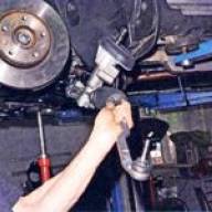 Removing the steering mechanism of the Nissan Almera car