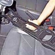 Снятие облицовки туннеля пола автомобиля Рено Дастер