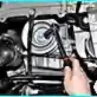 Sustitución de la correa del alternador de un automóvil Lada Largus motor K4M