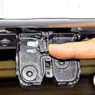 Снятие замка двери багажника Рено Дастер