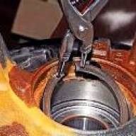 4x4 Renault Duster автомобильінің артқы суспензиясының элементтерін алып тастау