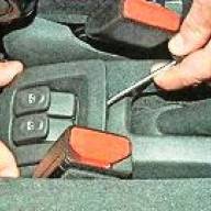 Quitar los interruptores del coche Nissan Almera