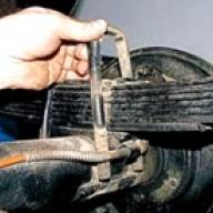 Reparación de la suspensión trasera de un automóvil UAZ