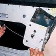 Cómo desmontar y quitar la puerta delantera de un automóvil UAZ