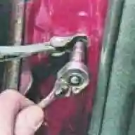 Cómo quitar e instalar la puerta delantera de un automóvil Mazda 6