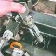 Extracción de bobinas y bujías de un automóvil Mazda 6