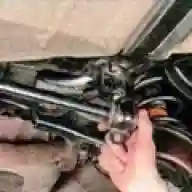 Extracción del estabilizador de la suspensión trasera de un automóvil Mazda 6