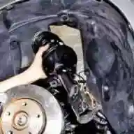 Extracción y desmontaje del amortiguador delantero Nissan Almera